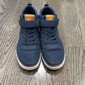 Boys sneaker boot size 4